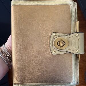 2000’s Coach Gold Leather Turnlock Planner Folio with Pen Ultra Rare